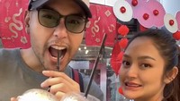 Di depan Platinum Mall, pasangan yang menikah tahun 2019 itu juga menyempatkan waktu untuk jajan. Mereka beli es kelapa manis segar dan beberapa buah-buahan. Foto: Instagram @sitibadriahh