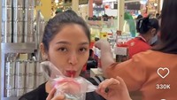 Menurut Krisjiana, istrinya tidak hanya ngidam mie tetapi juga Thai tea. Wajah Siti Badriah tampak bahagia menyeruput minuman manis itu. Foto: Instagram @sitibadriahh