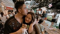 Sebelum kehamilan anak keduanya, penyanyi kelahiran 1991 itu juga pernah liburan ke Thailand bersama suami. Mereka menikmati aneka makanan enak di pusat kuliner Jodd Fairs. Foto: Instagram @sitibadriahh