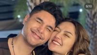 Jajanan yang sempat mereka beli yaitu tanghulu atau permen buah manis segar ala Korea. Ada tanghulu stroberi dan anggur. Foto: Instagram @sitibadriahh