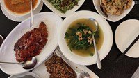 Saat Natal tahun lalu, pelantun ‘Lagi Syantiek’ itu staycation bareng keluarga. Ia juga sempat menikmati bebek, ikan, udang, dan olahan seafood sedap lain di restoran. Foto: Instagram @sitibadriahh