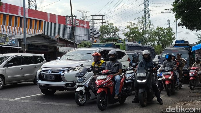 Situsi arus mudik di Jalur Pantura Jalan Brigjen Darsono, Kota Cirebon.