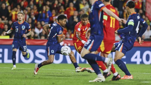 Spains Lamine Yamal, center, scores his side third goal during the UEFA Nations League quarterfinal second leg match between the Netherlands and Spain at Mestalla stadium in Valencia, Spain, Sunday, March 23, 2025. (AP Photo/Alberto Saiz)