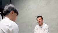 Ustaz felix Siauw menjelaskan Steven Wongso sudah sangat terampil dalam mempraktikan tentang cara salat dan puasa. Foto: instagram