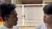 Jajan es kelapa, Steven Wongso bikin konten lucu ketika nonis lebih Islam dari pada yang Islam. Ternyata dia lebih semangat berburu air kelapa. Foto: Instagram steven__wongso