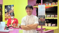 Kalau ini momen Steven Wongso mempromosikan booth makanan Korea di mall. Ia mengatakan bahwa semua produk makanan di sini halal. Foto: Instagram steven__wongso