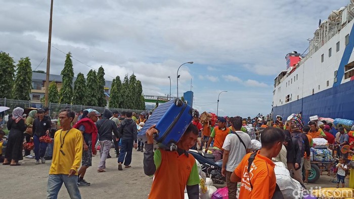 Suasana arus mudik di Pelabuhan Nusantara Parepare.
