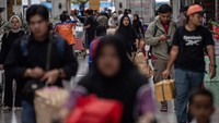 Sejumlah pemudik berjalan menuju Kereta Api Rajabasa relasi Palembang-Tanjung Karang di Stasiun Kertapati Palembang, Sumatera Selatan, Senin (24/3/2025).