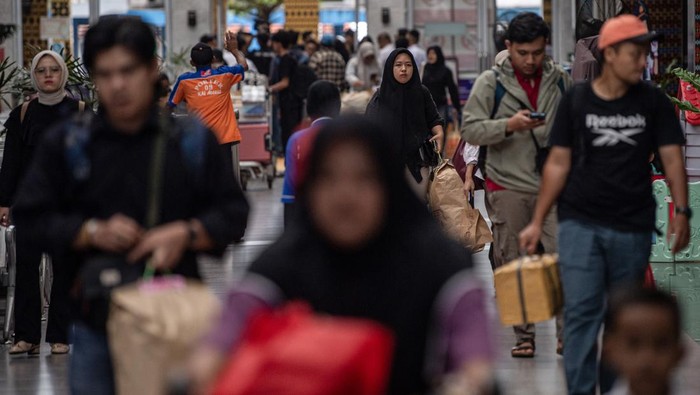 Petugas membantu calon penumpang yang melapor diri di Stasiun Kertapati Palembang, Sumatera Selatan, Senin (24/3/2025). PT Kereta Api Indonesia (KAI) Divre III Palembang mencatat penjualan tiket Kereta Api (KA) Bukit Serelo tujuan Kertapati-Lubuk Linggau, KA Rajabasa tujuan Kertapati-Tanjung Karang, dan KA Sindang Marga tujuan Kertapati-Lubuk Linggau selama masa angkutan Lebaran 2025 per Minggu (23/3) telah terjual sebanyak 67.192 tiket atau sebesar 102 persen dari tempat duduk yang disediakan sebesar 66.088 tempat duduk atau meningkat sebesar 26,5 persen dibandingkan hari biasa. ANTARA FOTO/Nova Wahyudi/Spt.