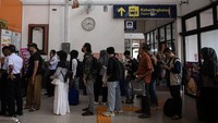 Petugas membantu calon penumpang yang melapor diri di Stasiun Kertapati Palembang, Sumatera Selatan, Senin (24/3/2025).
