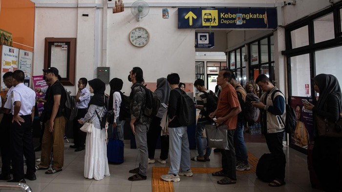 Suasana Arus Mudik di Stasiun Kertapati Palembang Petugas membantu calon penumpang yang melapor diri di Stasiun Kertapati Palembang, Sumatera Selatan, Senin (24/3/2025). PT Kereta Api Indonesia (KAI) Divre III Palembang mencatat penjualan tiket Kereta Api (KA) Bukit Serelo tujuan Kertapati-Lubuk Linggau, KA Rajabasa tujuan Kertapati-Tanjung Karang, dan KA Sindang Marga tujuan Kertapati-Lubuk Linggau selama masa angkutan Lebaran 2025 per Minggu (23/3) telah terjual sebanyak 67.192 tiket atau sebesar 102 persen dari tempat duduk yang disediakan sebesar 66.088 tempat duduk atau meningkat sebesar 26,5 persen dibandingkan hari biasa. ANTARA FOTO/Nova Wahyudi/Spt.