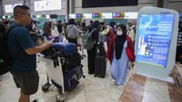 Sepekan jelang Hari Raya Idul Fitri 1446 H para calon pemudik mulai memadati sejumlah Terminal keberangkatan di Bandara Soekarno Hatta. 