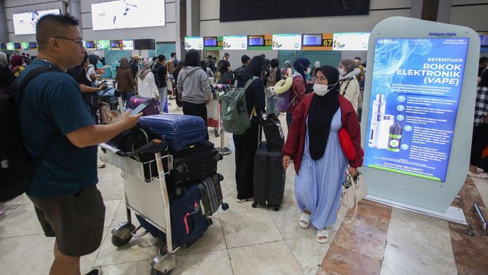 Calon penumpang pesawat antre untuk lapor diri di Terminal 2 E Bandara Soekarno Hatta, Tangerang, Banten, Senin (24/3/2025). Sepekan jelang Hari Raya Idul Fitri 1446 H para calon pemudik mulai memadati sejumlah Terminal keberangkatan di Bandara Soekarno Hatta, PT Angkasa Pura Indonesia cabang Soekarno Hatta pada Senin (24/3) mencatat 1.002 penerbangan dengan pergerakan penumpang mencapai 140.360 orang penumpang. ANTARA FOTO/Muhammad Iqbal/nz