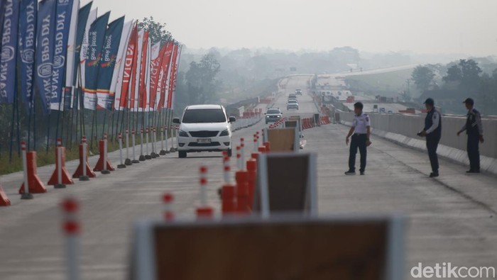 Suasana exit fungsional Tamanmartani setelah dibuka pada Senin, 24 Maret 2025. Arus kendaraan masih belum padat.