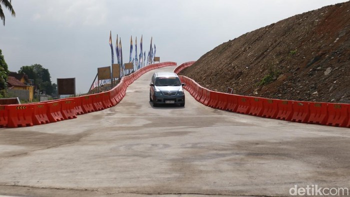 Suasana exit fungsional Tamanmartani setelah dibuka pada Senin, 24 Maret 2025. Arus kendaraan masih belum padat.