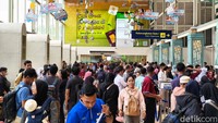 Gelombang pemudik mulai memadati Stasiun Pasar Senen, Jakarta pada Senin (24/3/2025), tepat H-7 menjelang Hari Raya Idulfitri 1446 Hijriah atau Lebaran 2025.