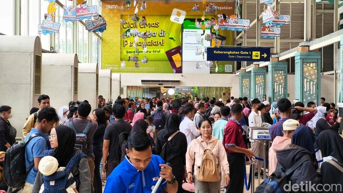 Sejumlah penumpang kereta api jarak jauh antre saat pemeriksaan tiket di Stasiun Pasar Senen, Jakarta Pusat, Senin (24/3/2025).
