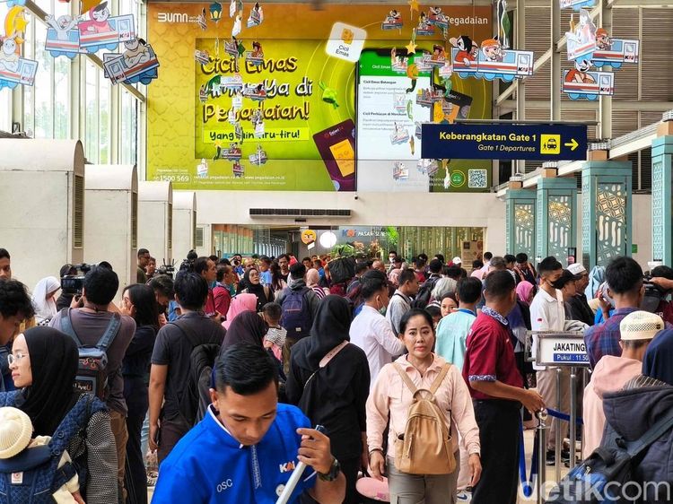 Suasana Stasiun Pasar Senen Mulai Disesaki Pemudik