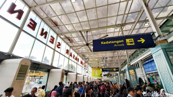 Sejumlah penumpang kereta api jarak jauh antre saat pemeriksaan tiket di Stasiun Pasar Senen, Jakarta Pusat, Senin (24/3/2025).
