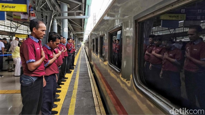Sejumlah penumpang kereta api jarak jauh antre saat pemeriksaan tiket di Stasiun Pasar Senen, Jakarta Pusat, Senin (24/3/2025).