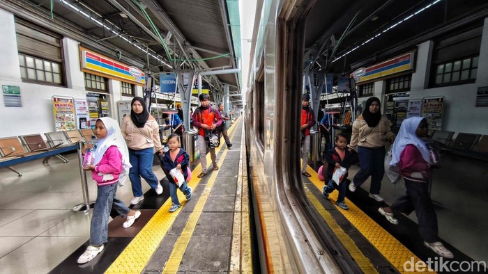 Sejumlah penumpang kereta api jarak jauh antre saat pemeriksaan tiket di Stasiun Pasar Senen, Jakarta Pusat, Senin (24/3/2025).