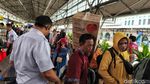Suasana Stasiun Pasar Senen Mulai Disesaki Pemudik