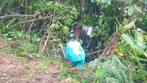 Tabrakan mobil pikap vs motor terjadi di Jalan Trans Flores Labuan Bajo-Ruteng, tepatnya di kawasan Puncak Mbuhet, Desa Wae Lolos, Kecamatan Sano Nggoang, Manggarai Barat, NTT. (Foto: Dok. Istimewa)