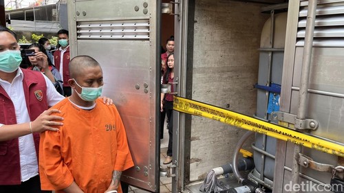 Tersangka KA, penyalahgunaan bahan bakar bersubsidi yang dihadirkan dalam konferensi pers Ditreskrimsus Polda Bali, Denpasar, Senin (24/3/2025).