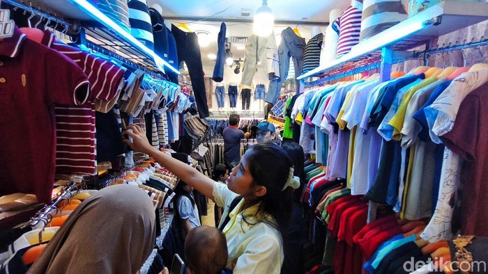 Sebagian masyarakat yang sudah menerima THR menyerbu pusat perbelanjaan seperti ITC Cempaka Mas, Jakarta, Senin (24/3/2025). Mereka berburu baju lebaran.