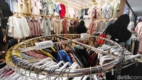 Biasanya warga berburu baju koko atau gamis untuk lebaran.  