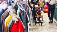 Warga terlihat wara-wiri dari satu kios ke kios lainnya untuk berbelanja baju lebaran.  
