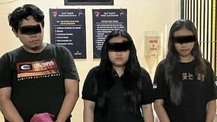 Tiga pelaku pengedar uang palsu saat ditahan di Mapolres Karanganyar. Foto diunggah Senin (24/3/2025).