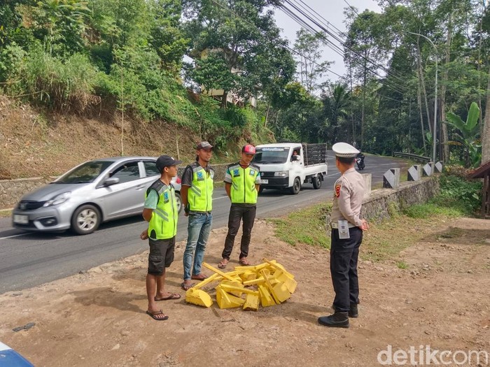 Tim Ganjal Ban di Tanjakan Bohong Tasikmalaya