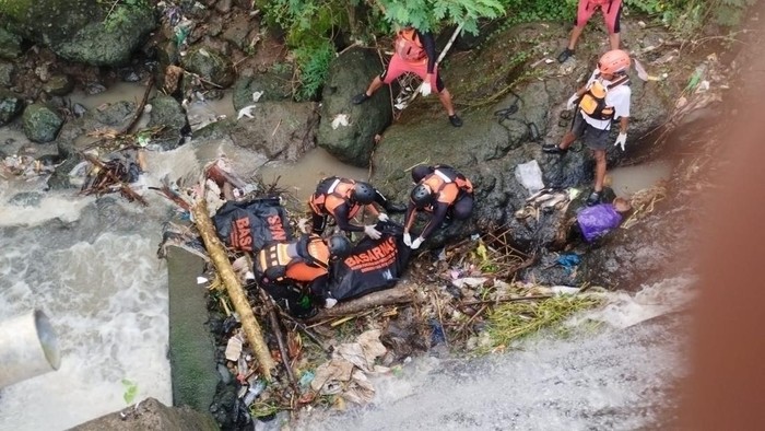 Tim SAR mengevakuasi seorang bocah bernama Abad Nailun Nabhan yang meninggal setelah hilang di sungai Desa Bangket Parak, Kecamatan Pujut, Lombok Tengah, NTB. (Foto: Dok. SAR Mataram)