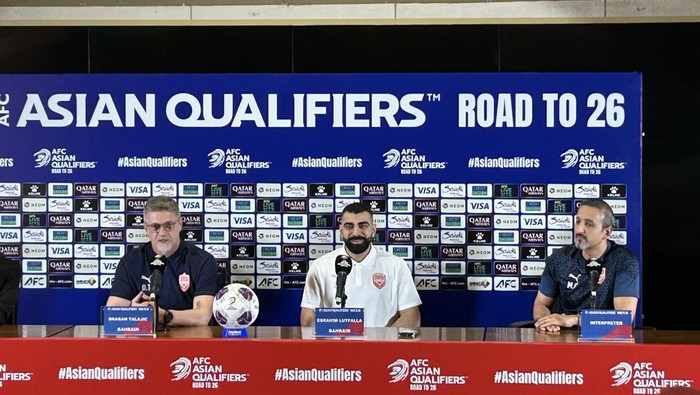 Pelatih Timnas Bahrain, Dragan Talajic dalam konferensi press menjelang laga melawan Timnas Indonesia, Senin (24/3).