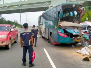 Bus PMTOH Tabrak Truk Tronton di Tol Pekanbaru-Dumai, 1 Tewas