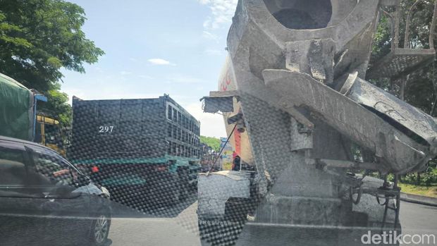 truk angkutan barang di gerbang tol romokalisari