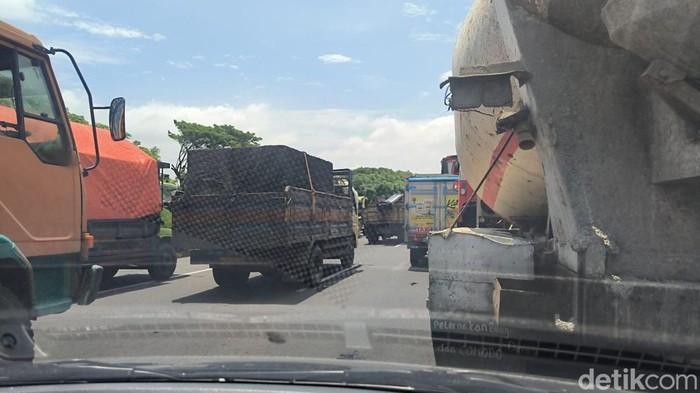 truk angkutan barang di gerbang tol romokalisari