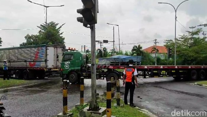 Truk diminta putar balik di Weleri, Kendal, Senin (24/3/2025).