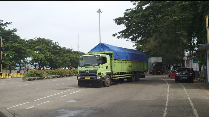 Truk yang masuk ke Pelabuhan Merak mulai dialihkan ke Pelabuhan Ciwandan dan BBJ.