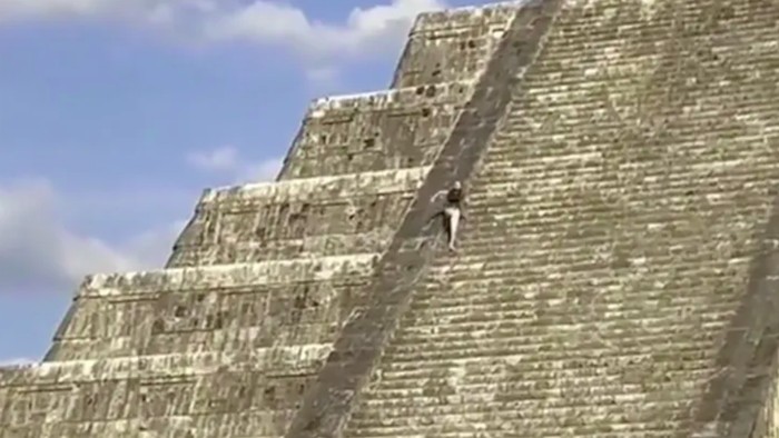 Turis panjat kuil Maya peninggalan UNESCO di Meksiko