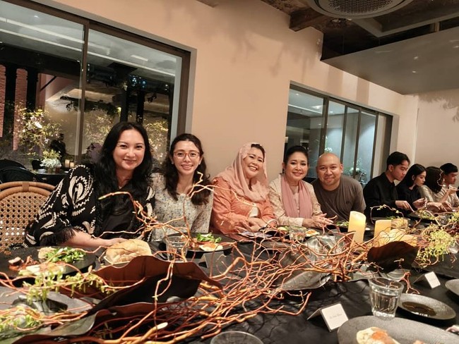 Yenny Wahid, putri presiden ke-4 RI Abdurrahman Wahid atau Gusdur pun tak absen. Ia muncul dalam tampilan berwarna pink pastel, yang senada busana Titiek Soeharto. Dalam unggahannya di Instagram, Yenny sempat berfoto bersama Titiek dan Tata Regita, mantan istri Tommy Soeharto. (Foto: Instagram)