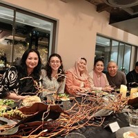 Yenny Wahid, putri presiden ke-4 RI Abdurrahman Wahid atau Gusdur pun tak absen. Ia muncul dalam tampilan berwarna pink pastel, yang senada busana Titiek Soeharto. Dalam unggahannya di Instagram, Yenny sempat berfoto bersama Titiek dan Tata Regita, mantan istri Tommy Soeharto. (Foto: Instagram)