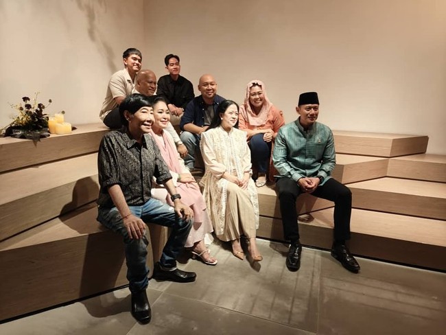 Guruh Soekarnoputra tampak menghadiri acara ini pula. Putra Soekarno ini tampil semi kasual dengan kemeja batik dan celana batik.(Foto: Instagram)