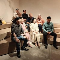 Guruh Soekarnoputra tampak menghadiri acara ini pula. Putra Soekarno ini tampil semi kasual dengan kemeja batik dan celana batik.(Foto: Instagram)