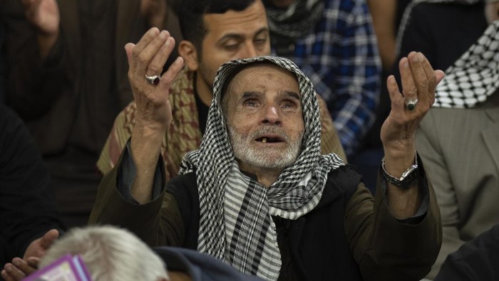 Umat Syiah khusyuk berdoa di makam Imam Abbas di Karbala, Irak. Mereka berkumpul untuk menyambut malam Lailatul Qadar.