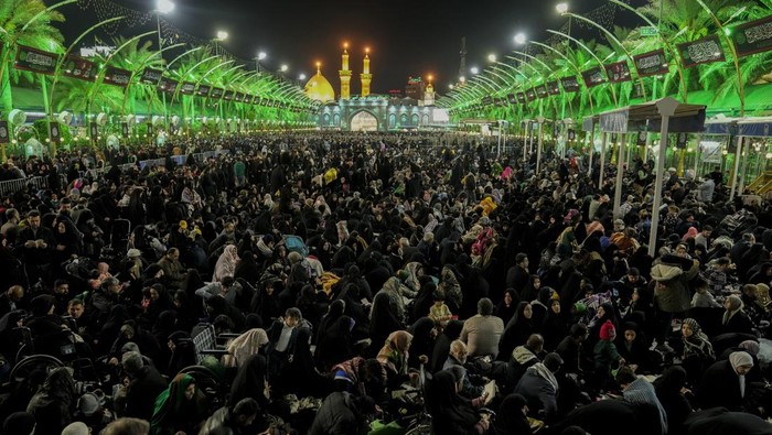 Umat Syiah khusyuk berdoa di makam Imam Abbas di Karbala, Irak. Mereka berkumpul untuk menyambut malam Lailatul Qadar.