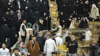 Mereka berkumpul untuk menyambut malam Lailatul Qadar.  