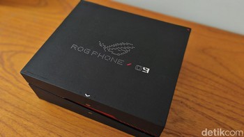 Paket penjualan Asus ROG Phone 9 Pro dikemas dalam kotak berwarna hitam yang ukurannya cukup besar. Foto: Virgina Maulita Putri/detikINET