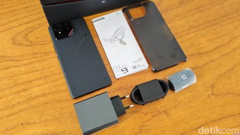 Isi paket penjualan ROG Phone 9 Pro yang terdiri dari hardcase, charger 65W, kabel USB-C ke USB-C, earphone, SIM ejector, dan buku panduan. Foto: Virgina Maulita Putri/detikINET